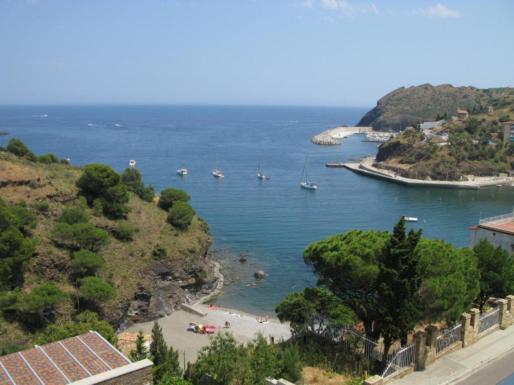 Hostal Portbou Exterior photo