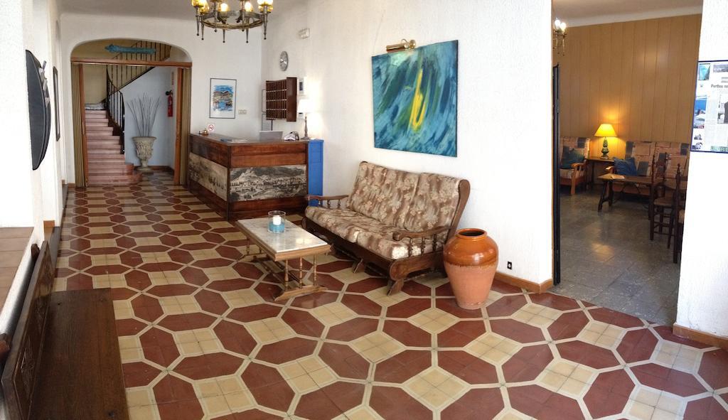 Hostal Portbou Exterior photo